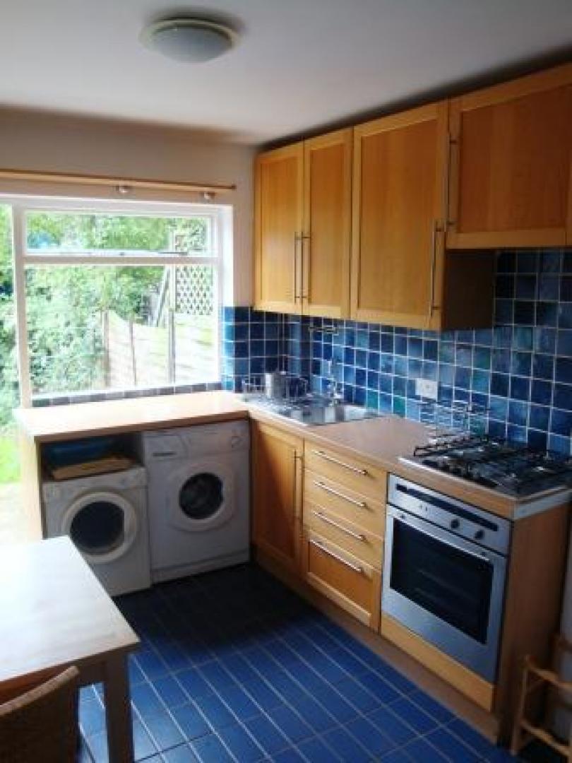 			GARDEN FLAT, 2 Bedroom, 1 bath, 1 reception Flat			 Honiton Road, QUEENS PARK